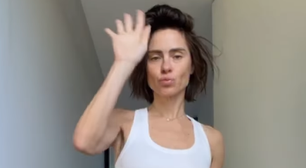 Carol Dieckmann chama atenção ao surgir de calcinha em look quentinho