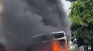 Ônibus é incendiado no Recife após criminosos mandarem ocupantes descerem; veja vídeo