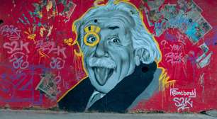 O que significa a frase de Einstein "Deus não joga dados com o universo" físico rejeitava a ideia do acaso