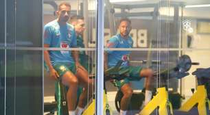 Preocupação com Neymar aumenta após jogador mancar em clínica