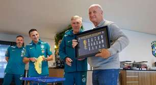 Felipão é homenageado na Granja Comary e faz pedido: "Quero que ganhem a Copa"