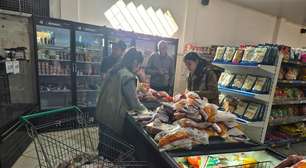 Força-tarefa apreende 2 toneladas de alimentos impróprios e interdita mercado no Noroeste do RS
