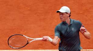 Jannik Sinner é eliminado por tenista argentino em Roland Garros sob problemas físicos e forte calor