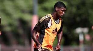 Treino do Flamengo tem reforço de jovens da base