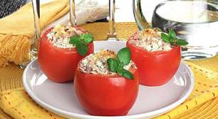 Quer sair do básico? Aposte em um tomate recheado diferente