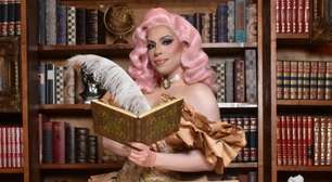 Drag queen Penelopy Jean apresenta reality show no Canal E! com look feito com mais de 5 mil páginas de livros