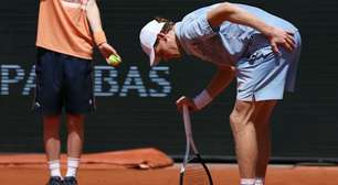 Jannik Sinner é eliminado por tenista argentino em Roland Garros sob problemas físicos e forte calor