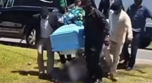 Enterro termina em susto após corpo cair de caixão durante cortejo; veja vídeo