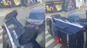 Viatura da Polícia Civil capota ao colidir com carro em São Paulo