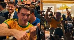 Flávio Bolsonaro volta dos EUA e é recebido por apoiadores em aeroporto de Brasília