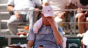 Sinner passa mal com o calor de Paris, é derrotado e se despede de Roland Garros