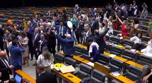 Veja a festa dos deputados após a aprovação do fim da escala 6x1 na Câmara