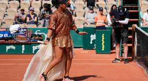Tenista Naomi Osaka transforma o torneio de Roland Garros em passarela de alta-costura