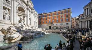 Turista paraguaia nada em Fontana di Trevi, em Roma, em pleno calor