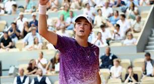 João Fonseca vence de virada Novak Djokovic e faz história em Roland-Garros