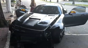 Carro de luxo é encontrado abandonado após bater em árvore no Espírito Santo