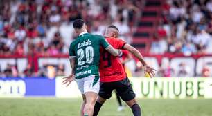 Atlético-GO não se entrega e arranca empate no clássico
