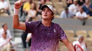 Com look de quase R$ 3 mil, tenista brasileiro João Fonseca ultrapassa Nadal e ganha de Djokovic, atual número 4 do ranking mundial, em Roland Garros; confira raio-x do estilo tenniscore