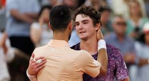 Djokovic posta foto com João Fonseca e diz que partida foi 'uma batalha épica'