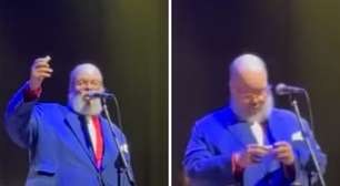 Ed Motta interrompe show após ser atingido por rolha lançada da plateia: 'Caramba'