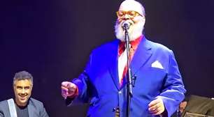 Ed Motta ironiza após fã jogar rolha no cantor durante show: 'Posso guardar?'