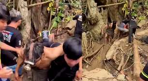 Veja o momento em que sobreviventes deixam caverna inundada no Laos após 10 dias