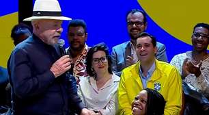 Tem que escrever que não é bolsonarista, diz Lula a prefeito do Rio com jaqueta da Seleção em evento