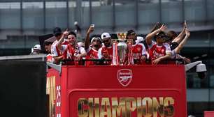 Um dia após vice da Champions, Arsenal celebra Premier League com multidão; veja imagens