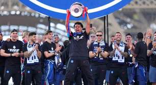Bicampeão europeu, PSG desfila diante de mais de 100 mil fãs em Paris