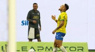 Paulinho decide, Palmeiras vence a Chapecoense e dispara no Brasileirão