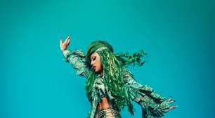"Voltar pro pop do melhor jeito possível", diz Gloria Groove ao divulgar "O CHÁ" em praia do Rio (ENTREVISTA)