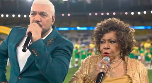 Falha em execução do Hino Nacional por Belo e Alcione em jogo do Brasil viraliza: 'Gostaram?'
