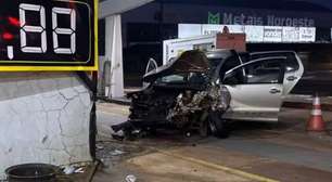 Carro invade posto de combustíveis e colide contra parede no RS