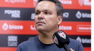 No Atlético-GO, Adson Batista se revolta e fala: "Me infarta"