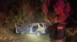 Passageira morre após carro sair da pista e colidir contra barranco na BR-392 em Santana da Boa Vista