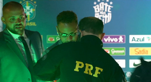 Agente da PRF pede autógrafo de Neymar durante embarque da Seleção para a Copa