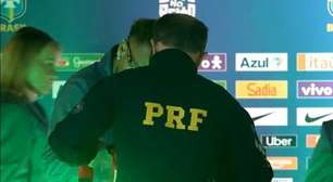 Neymar é tietado por policial e autografa camisa do Flamengo; veja