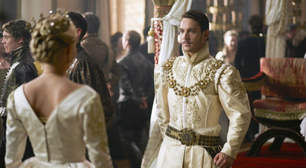 De graça no streaming: A série histórica com produção luxuosa do criador de Vikings que tornou Henry Cavill famoso