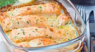 Salmão no forno com batatas para surpreender no jantar