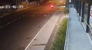 Vídeo: câmera de monitoramento registra atropelamento de ciclista por motocicleta no litoral norte