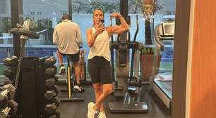 Ivete Sangalo exibe músculos durante treino na madrugada