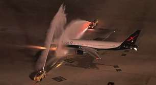 "Batismo": entenda o ato dos bombeiros de molhar o avião da Seleção Brasileira antes de viagem