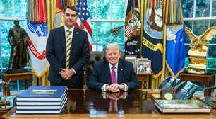 Trump posta foto com Flávio Bolsonaro horas após proposta de taxação ao Brasil: 'Jovem inteligente'