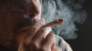 Uso regular de maconha pode dificultar abandono do cigarro