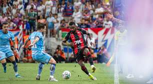 Com golaço nos acréscimos, Vitória vence o Fortaleza de virada e coloca uma mão na taça do Nordestão