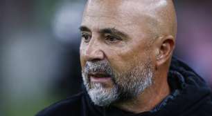 Livre no mercado, Sampaoli viraliza ao aparecer trocando figurinhas da Copa do Mundo no Rio