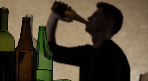 Ansiedade social em jovens pode aumentar problemas relacionados ao álcool