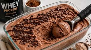 Esse sorvete de whey protein fica tão cremoso que parece receita de sorveteria