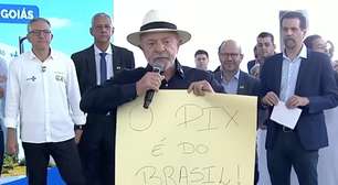 Lula exibe cartaz e usa telão com mensagem em defesa do Pix após proposta de novo tarifaço dos EUA