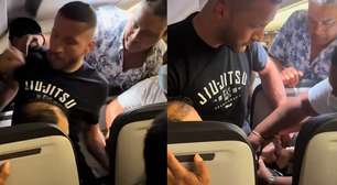 Homem é amarrado ao tentar abrir porta de emergência durante voo nos Estados Unidos; veja
